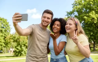 summer-friends-taking-a-selfie-in-a-park